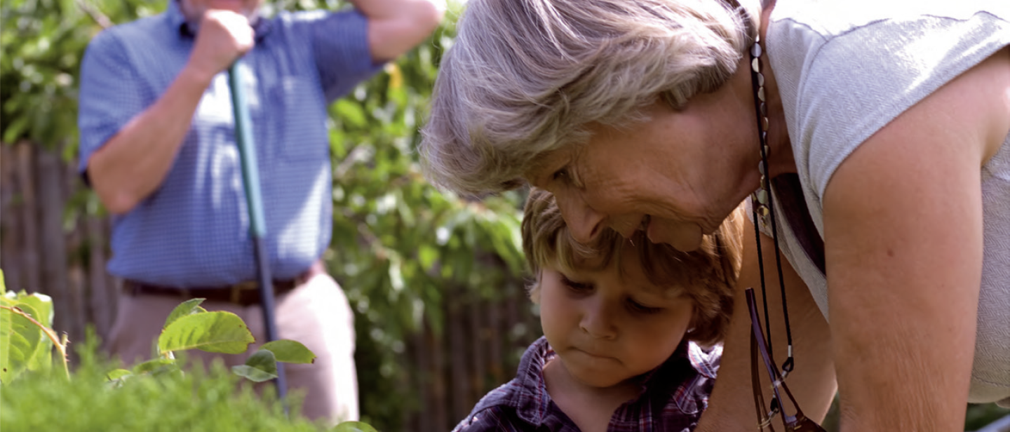 Leva med KOL, äldre kvinna tittar på växter tillsammans med ett barn
