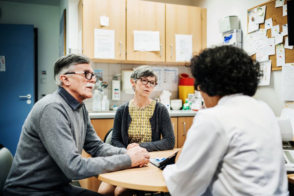 Leva med KOL, ett äldre par pratar med sin läkare