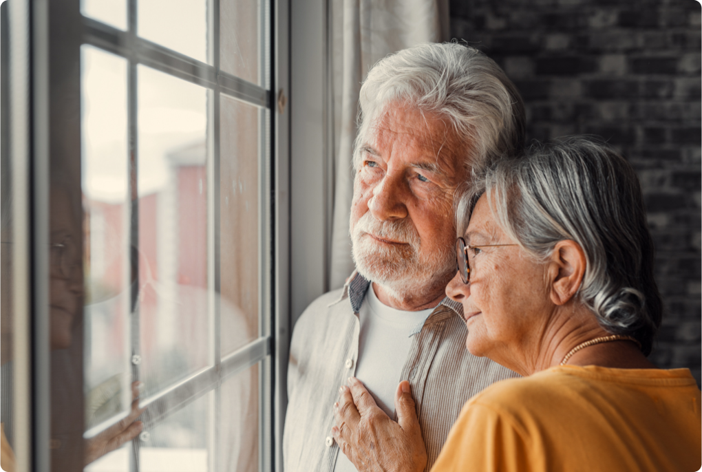 Leva med KOL, äldre par står tillsammans och tittar ut genom fönster