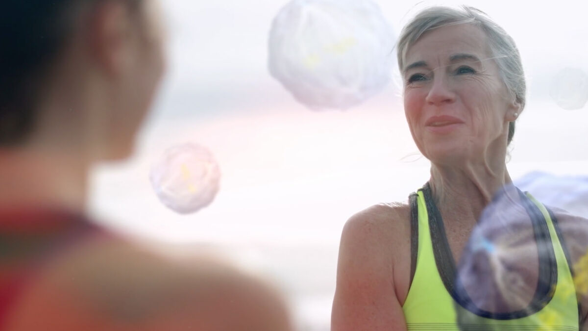 Äldre kvinna med träningskläder