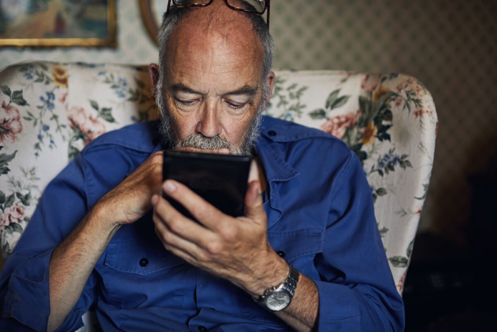 Äldre man som använder en tablet