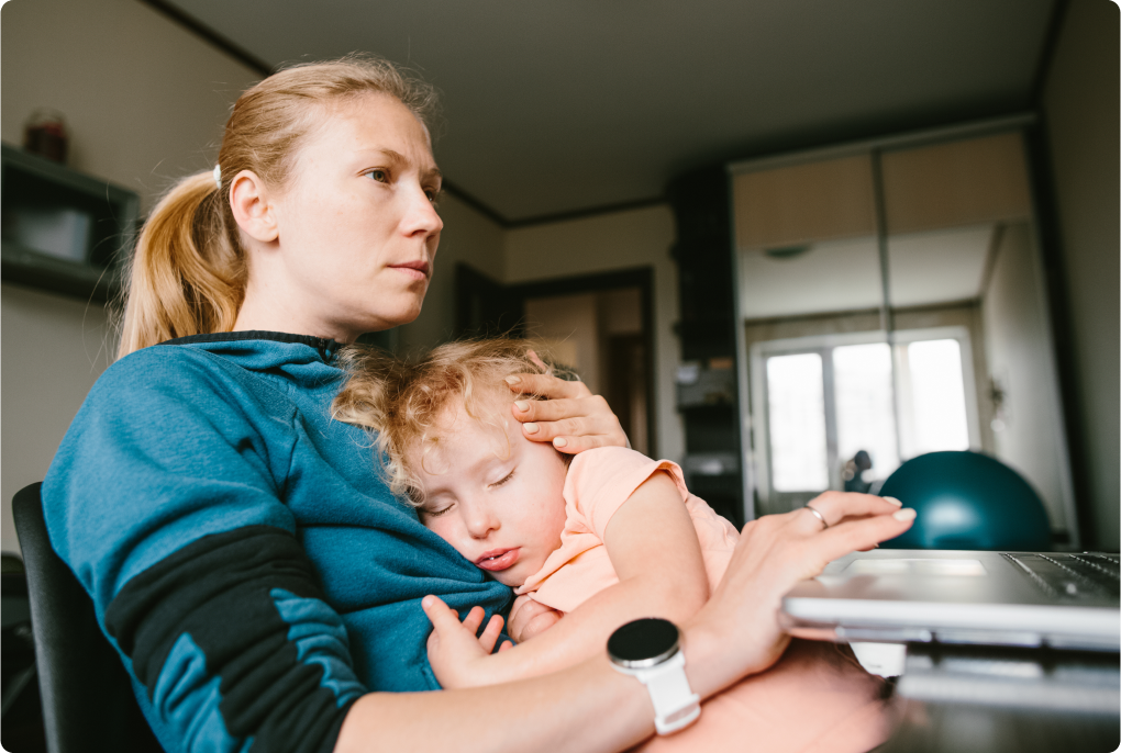 Leva med KOL, kvinna sitter med sovande barn i knät